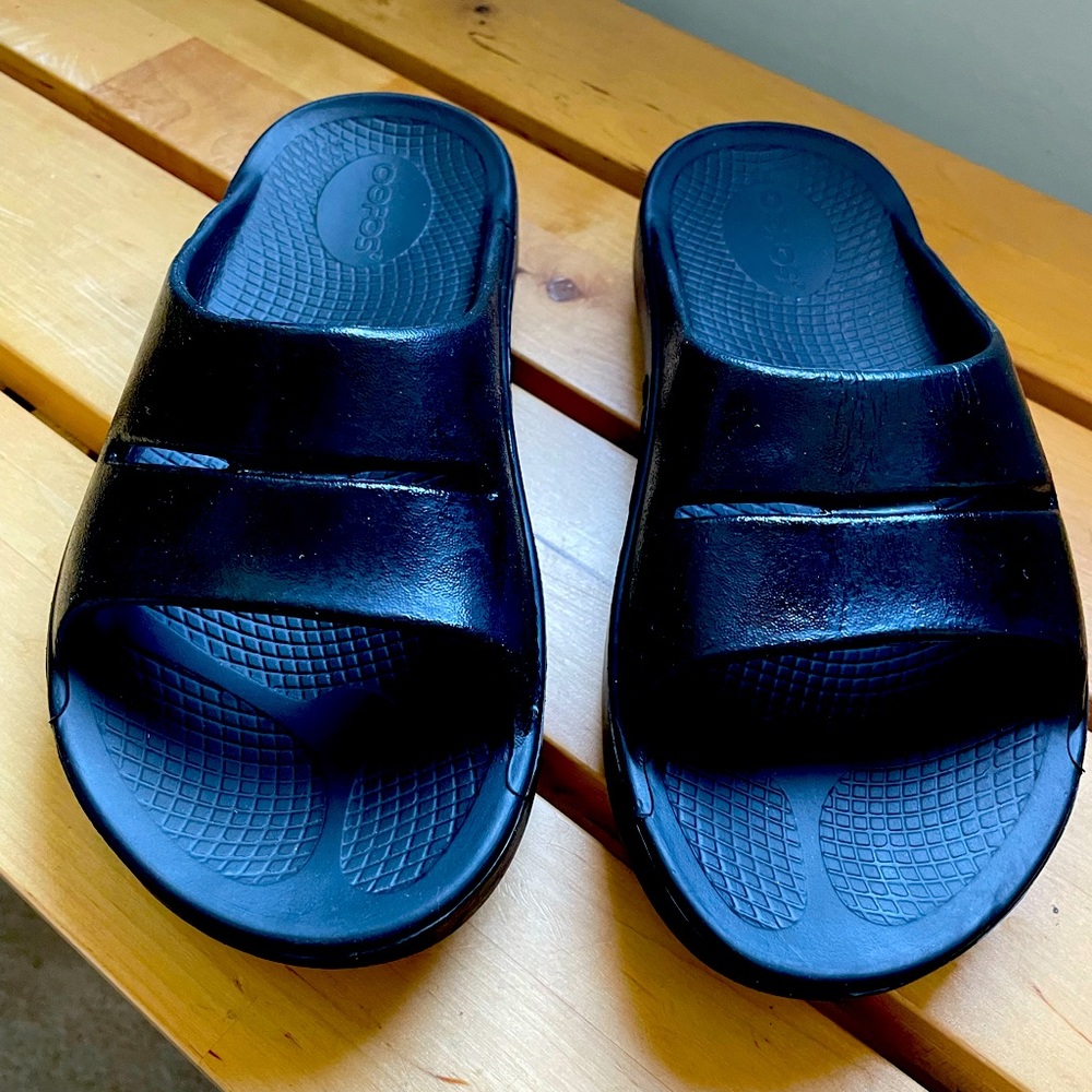 Oofos size 36